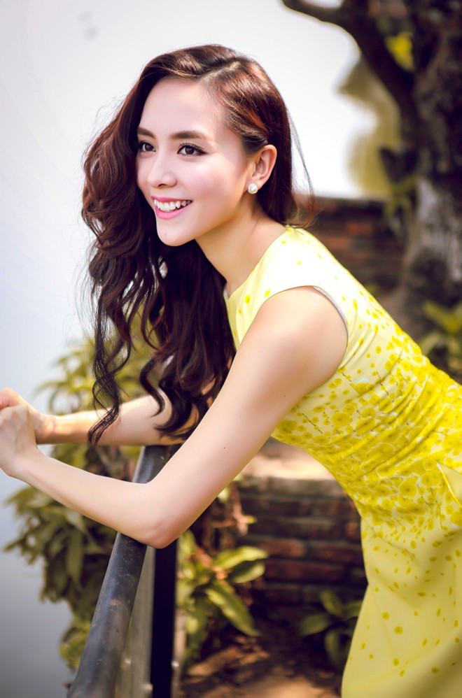 A hau Thien Ly xinh rang ro trong vay mau hoa mai-Hinh-10